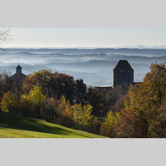 Burg Neuberg im Herbst mit nebeliger Aussicht | ©  Oststeiermark Tourismus | Bernhard Bergmann