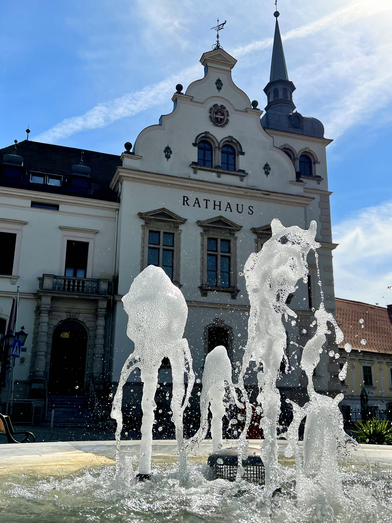 Gleisdorf town hall with fountain | © TV Oststeiermark | Christoph Stark