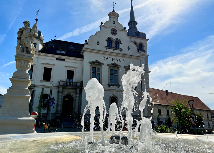 Rathaus Gleisdorf mit Springbrunnen | © TV Oststeiermark | Christoph Stark
