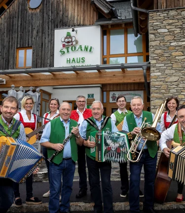 Team und Stoanis vor dem Haus | © Oststeiermark Tourismus