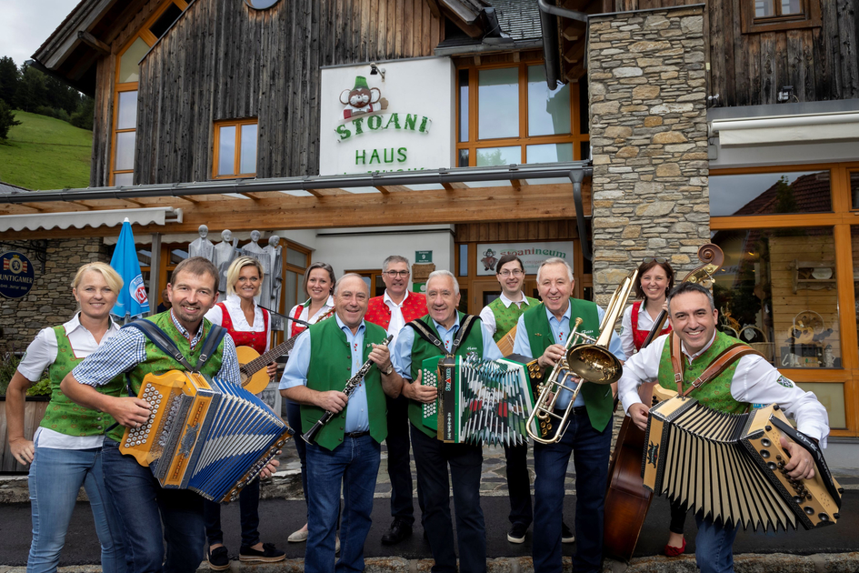 Team und Stoanis vor dem Haus | © Oststeiermark Tourismus