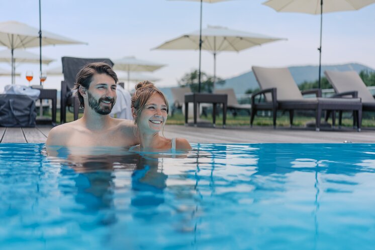 Couple in the Pool | ©  Oststeiermark Tourismus | diemosbachers