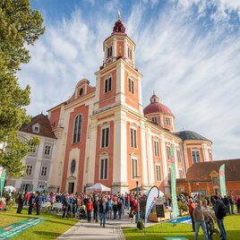 Wandertreffpunkt bei der Kirche in Pöllau in der Oststeiermark