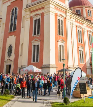 Hiking meeting point at the church in Pöllau in eastern Styria | ©  Oststeiermark Tourismus | Helmut Schweighofer