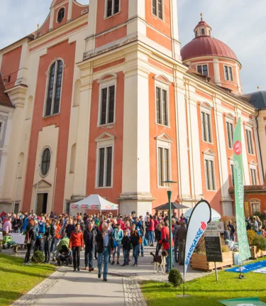 Wandertreffpunkt bei der Kirche in Pöllau in der Oststeiermark | ©  Oststeiermark Tourismus | Helmut Schweighofer