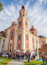 Wandertreffpunkt bei der Kirche in Pöllau in der Oststeiermark