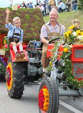 Traktor beim Blumenkorso in Strallegg