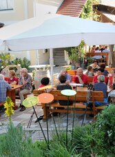 Gemütliches Zusammensitzen im Hof