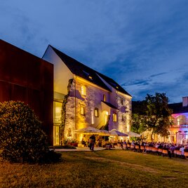 Beeindruckende Abendkulisse bei der Schlosshofserenade in Hartberg