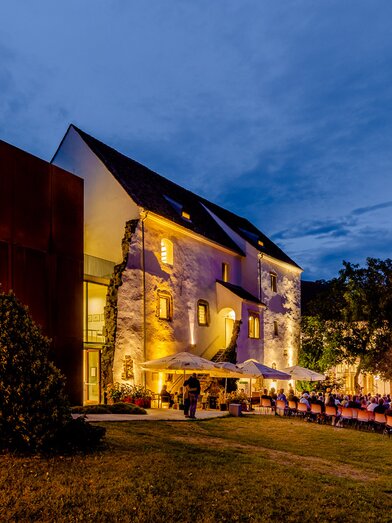 Impressive evening backdrop at the Schlosshofserenade in Hartberg | ©  Oststeiermark Tourismus | Wolfgang Spekner