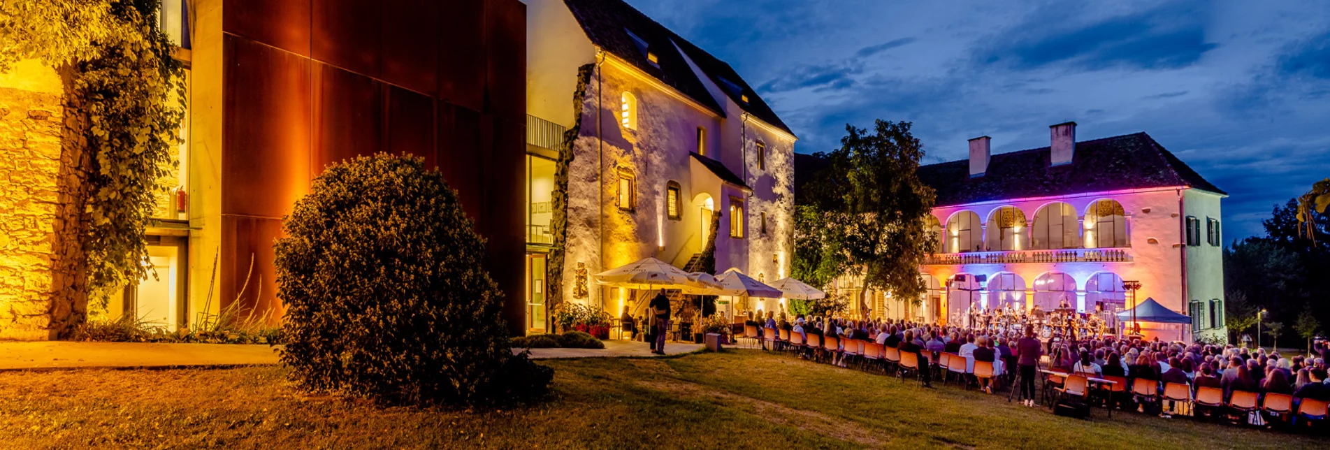 Beeindruckende Abendkulisse bei der Schlosshofserenade in Hartberg | © TV Oststeiermark | Wolfgang Spekner