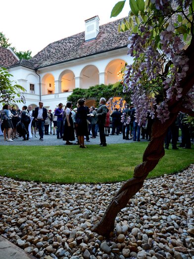 Zusammentreffen im Schlosshof Külml in der Oststeiermark | © TV Oststeiermark | Christian Strassegger