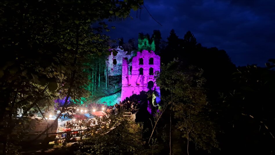 Beleuchtete Burgruine Waxenegg bei der Walpurgisnacht 2024 | © Mystische Unter- und Oberwelten | Erich Brandl