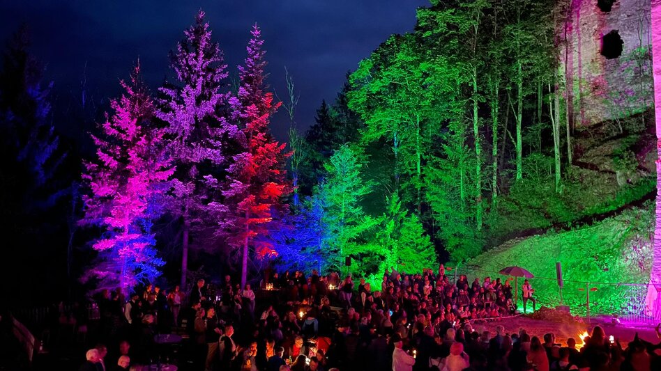 Beleuchtete Burgruine Waxenegg bei der Walpurgisnacht 2024 | © Mystische Unter- und Oberwelten | Erich Brandl