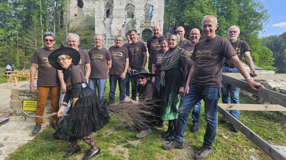 Organisationsteam bei der Walpurgisnacht 2024 auf der Ruine Waxenegg | © Mystische Unter- und Oberwelten | Erich Brandl