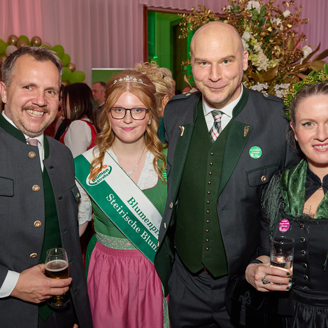 Gruppenfoto mit der Blumenprinzessin der Steirischen Blumenstrasse | Schedl