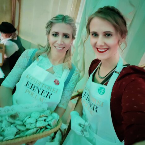 Pöllauer Lebkuchen als Damenspende beim Steirerball | © 
Oststeiermark Tourismus |  Nicole Friesenbichler