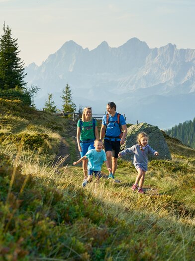 Family hiking with Dachstein in the background | © TVB Schladming-Dachstein | Peter Burgstaller