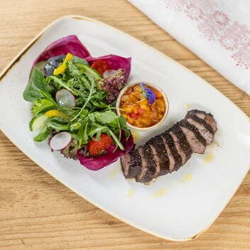 Schnepf'n Alm | Lauwarmes Damwild-Roastbeef | Paprika-Ananas-Chutney | sommerliche Blattsalate | © TVB Schladming-Dachstein | Martin Huber