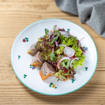 Schladminger Alm | Rindfleischsulzerl | Rosmarin-Preiselbeer-Dressing | frische Blattsalate | © TVB Schladming-Dachstein | Martin Huber