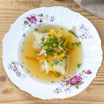 Breitlahnhütte | Breitlahn-Suppe | Z'ammg'legte Leberknödel | Wurzelgemüse | © TVB Schladming-Dachstein | Martin Huber