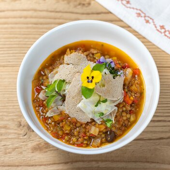 Preintalerhütte | Linseneintopf | Sommergemüse | Kräuter aus dem eigenen Garten | Fenchel | Paprika | Tomate | © TVB Schladming-Dachstein | Martin Huber