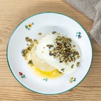 Michaelerberghaus | Steirer Germknödel | Kürbiskrokant | selbstgemachte Schwarzbeermarmelade | Butter | Vanillesauce | © TVB Schladming-Dachstein | Martin Huber