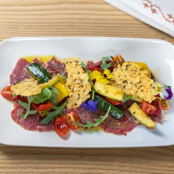 Ederstube | Carpaccio vom Rinderfilet | gegrilltes Zucchini-Paprikagemüse | Rucola | Parmesanchips | © TVB Schladming-Dachstein | Martin Huber