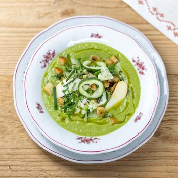 Sattelberghütte | Erfrischendes steirisches Gazpacho | Kräutercroutons | Ennstaler Steirerkas g.U. | Joghurt | © TVB Schladming-Dachstein | Martin Huber