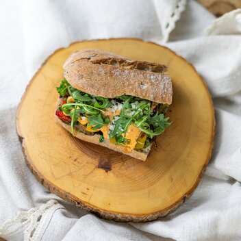 Oxenalm | Antipasti Hütten-Sandwich | Ciabatta | Rucolapesto | BBQ-Gemüse | Balsamico-Zwiebel | Tomaten-Chilimayo | © TVB Schladming-Dachstein | Martin Huber