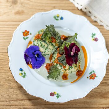 Kaibling Alm | Brennessel-Spinat-Knödel | Österkron-Sauce | Tomatenpesto | © TVB Schladming-Dachstein | Martin Huber