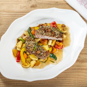 Waldhäuslalm | Gegrilltes Schweinerückensteak auf saisonalen Gemüse | hausgemachten Gnocchi | Kräuter-Grammel-Knusper | © TVB Schladming-Dachstein | Martin Huber