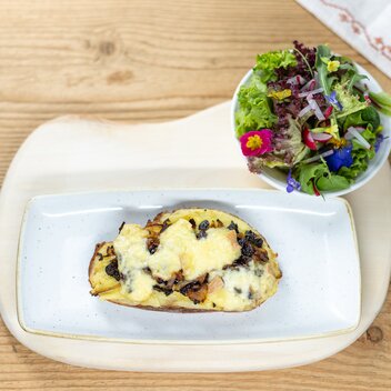 Wieslechalm | Überbackenes Erdäpfel-Käse-Brot | Schwarzbrot | Zwiebel | Zwetschken | Blattsalatmix | © TVB Schladming-Dachstein | Martin Huber