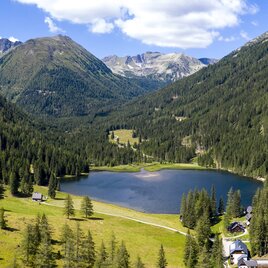 Blick von oben auf den Etrachsee in der steirischen Krakau