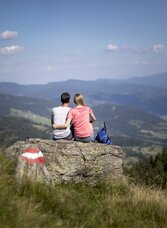 Die Aussicht zu zweit am Greim genießen