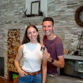 2 Personen zeigen die Karte