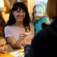 Mama zeigt Murau GästeCard bei Eintritt