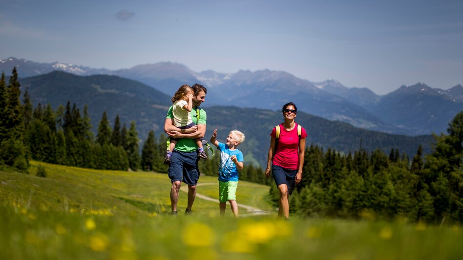 Familie beim Wandern auf der Frauenalpe