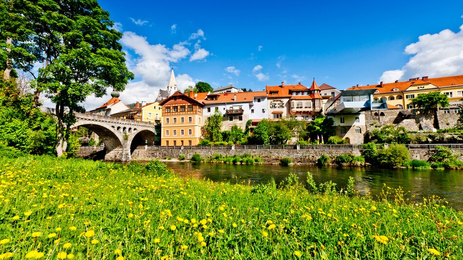 Murbrücke mit Mur und Gebäude
