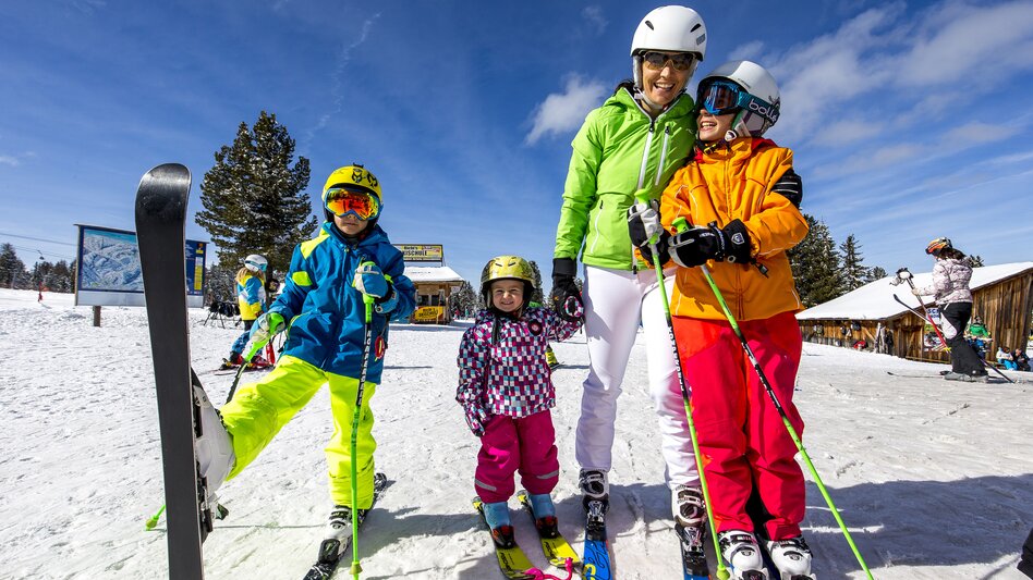 Skifahrerfamilie die gerade zusammen stehen