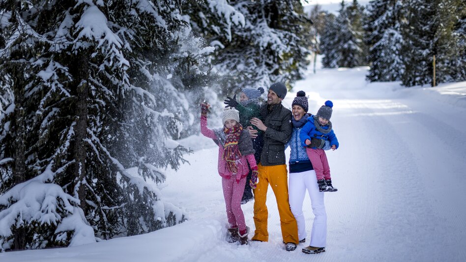 Familie mit 3 Kindern beim Winterwandern