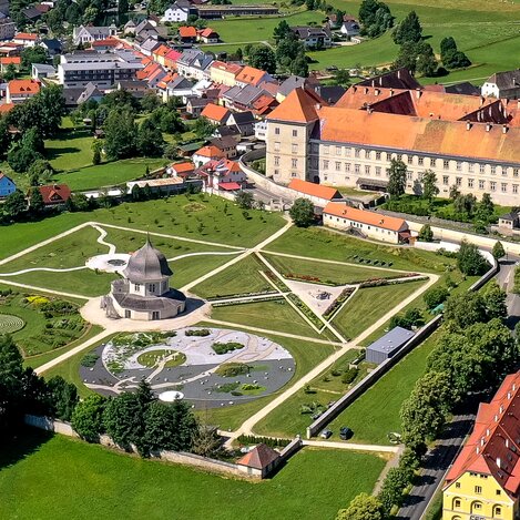 Benediktinerstift St. Lambrecht mit Stiftsgarten | © ikarus.cc | Tom Lamm