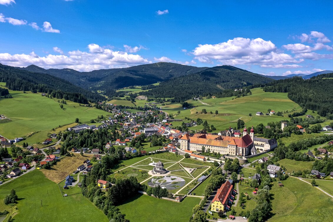 Blick von oben auf das Benediktinerstift St. Lambrecht mit Stiftsgarten