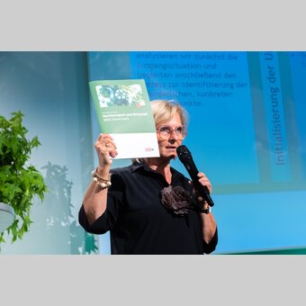 Gabi Lechner präsentiert das Positionspapier "Nachhaltigkeit & Wirtschaft" der WKO Steiermark | Jorj Konstantinov