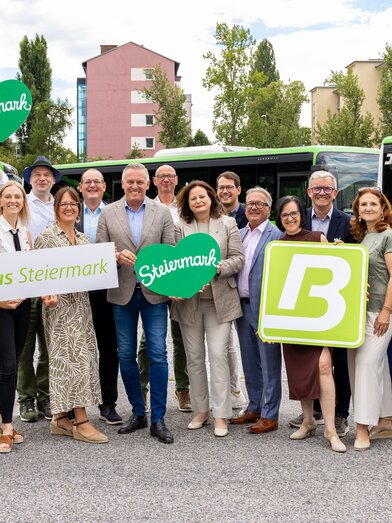 LH Mario Kunasek, LR Claudia Holzer (Mitte mit Steiermark-Herz) und Steiermark Tourismus-Chef Michael Feiertag (l.) mit Vertreterinnen und Vertretern der elf steirischen Erlebnisregionen und dem Verkehrsverbund Steiermark. | © STG | Harry Schiffer