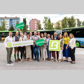 LH Mario Kunasek, LR Claudia Holzer (Mitte mit Steiermark-Herz) und Steiermark Tourismus-Chef Michael Feiertag (l.) mit Vertreterinnen und Vertretern der elf steirischen Erlebnisregionen und dem Verkehrsverbund Steiermark. | © STG | Harry Schiffer