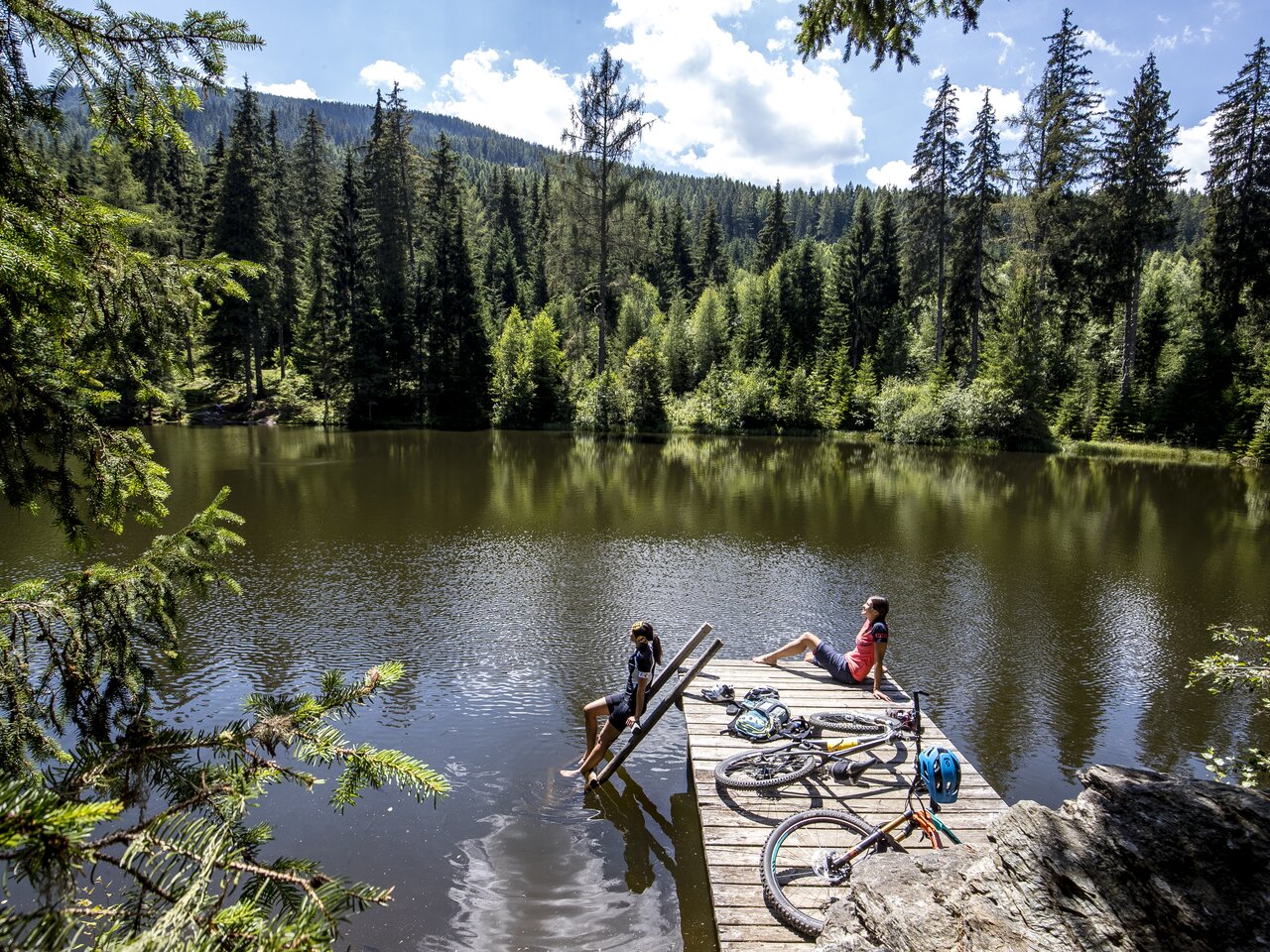 Rast mit dem Rad am Steg vom Podolerteich