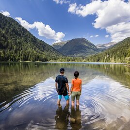 2 Personen stehen im Wasser