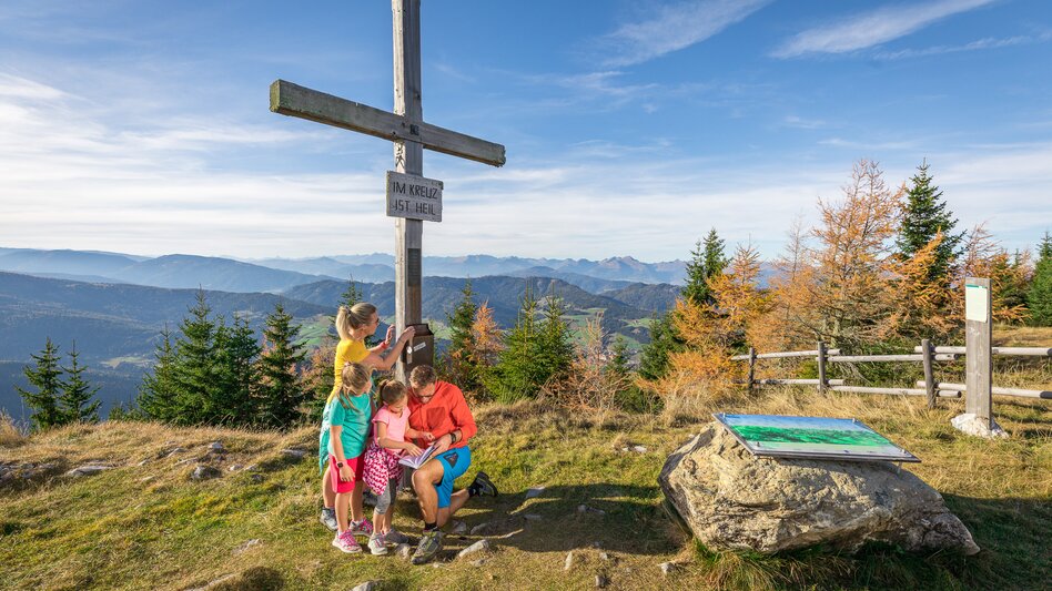 Gemeinsamer Eintrag mit der Familie ins Gipfelbuch beim Gipfelkreuz auf der 1. Grebenzenhöhe