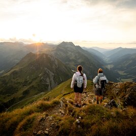 2 Personen wandern in den Bergen
